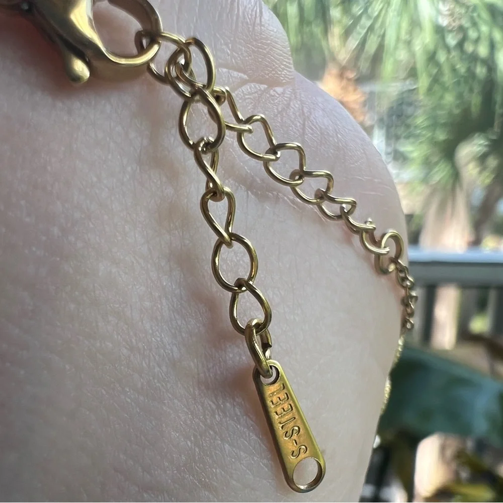 Elegant Gold Clover Motif Bracelet